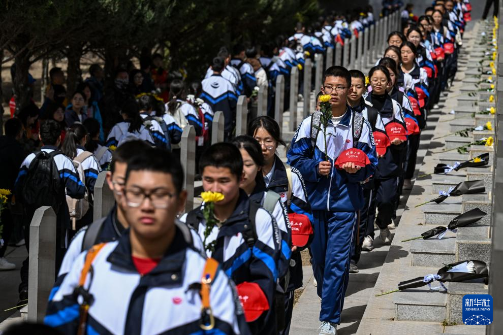 宁夏固原:千余名中学生百里徒步 30载薪火相传祭英烈