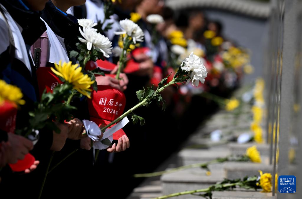 宁夏固原:千余名中学生百里徒步 30载薪火相传祭英烈