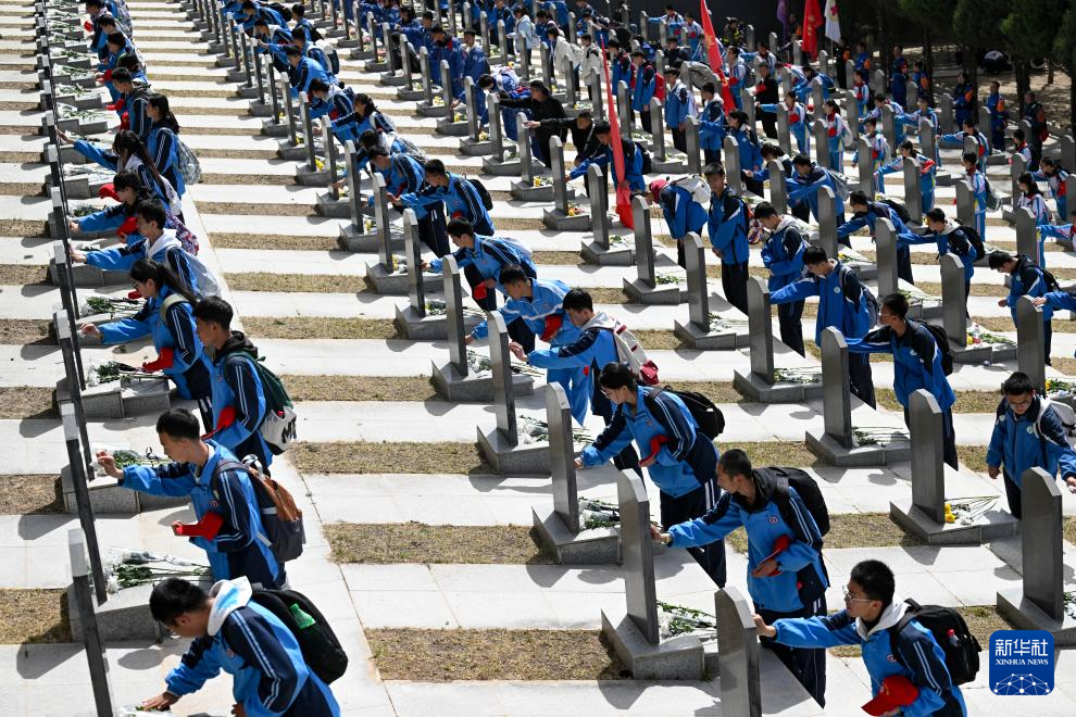 宁夏固原:千余名中学生百里徒步 30载薪火相传祭英烈