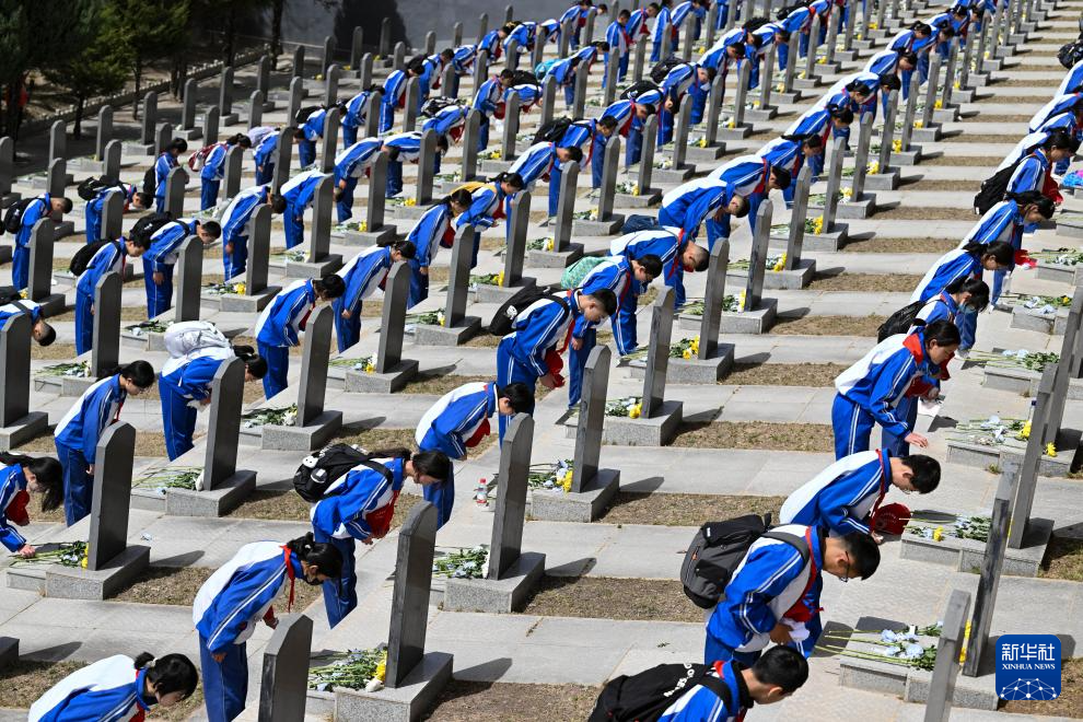 宁夏固原:千余名中学生百里徒步 30载薪火相传祭英烈