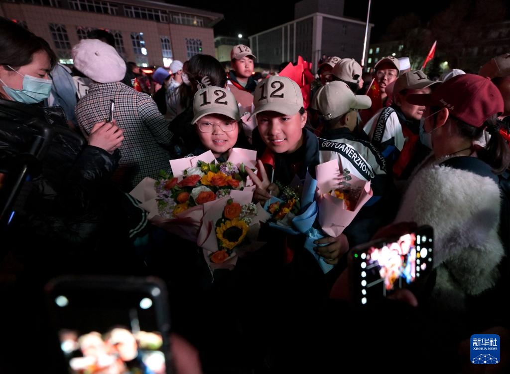 宁夏固原:千余名中学生百里徒步 30载薪火相传祭英烈